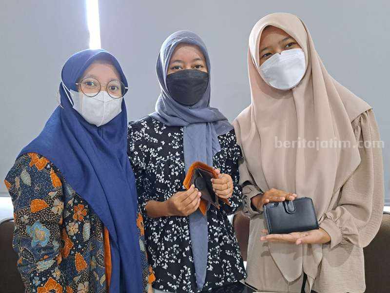 Mahasiswa Unusa Ciptakan Dompet Pintar, Mudah Ditemukan Saat Hilang Tim PKM Unusa penggagas smart wallet dompet pintar.