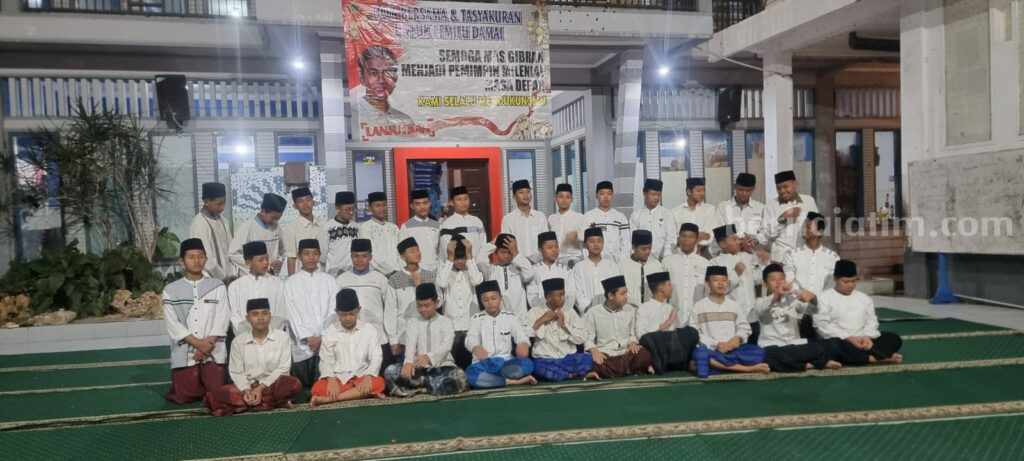 Dukungan bagi Paslon Prabowo-Gibran dari santri Ponpes di Kabupaten Malang, Rabu (25/10/2023).