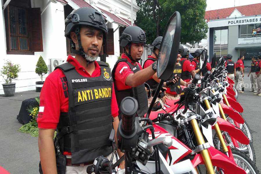 Bripka Aminullah (kiri) anggota polisi di Surabaya yang mendirikan sekolah gratis.