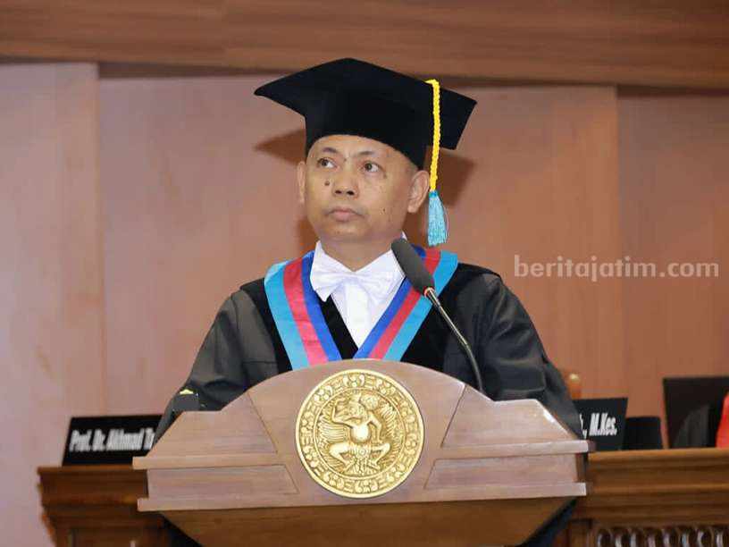 Prof Dr Akhmad Taufiq Mukti SPi MSi saat memaparkan orasi ilmiahnya.