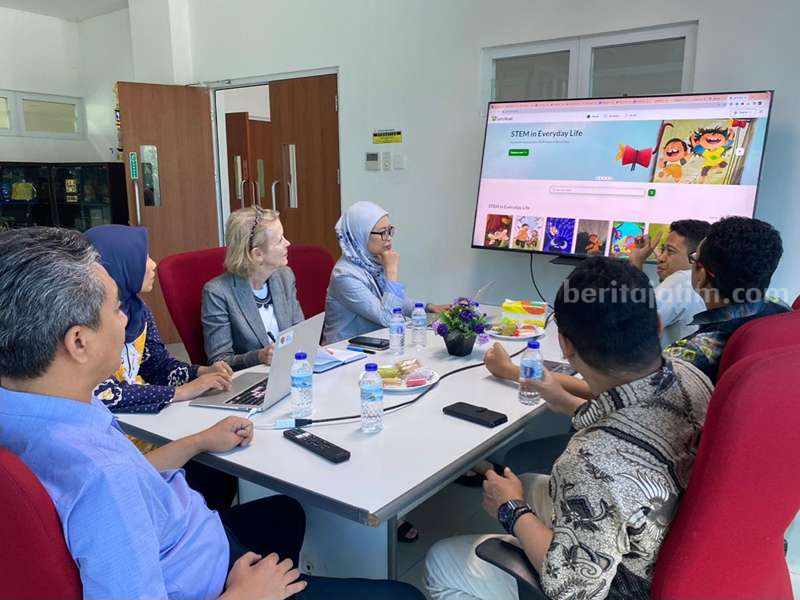 Kunjungan Direktur RELO Ruth Goode di FBS Unesa.