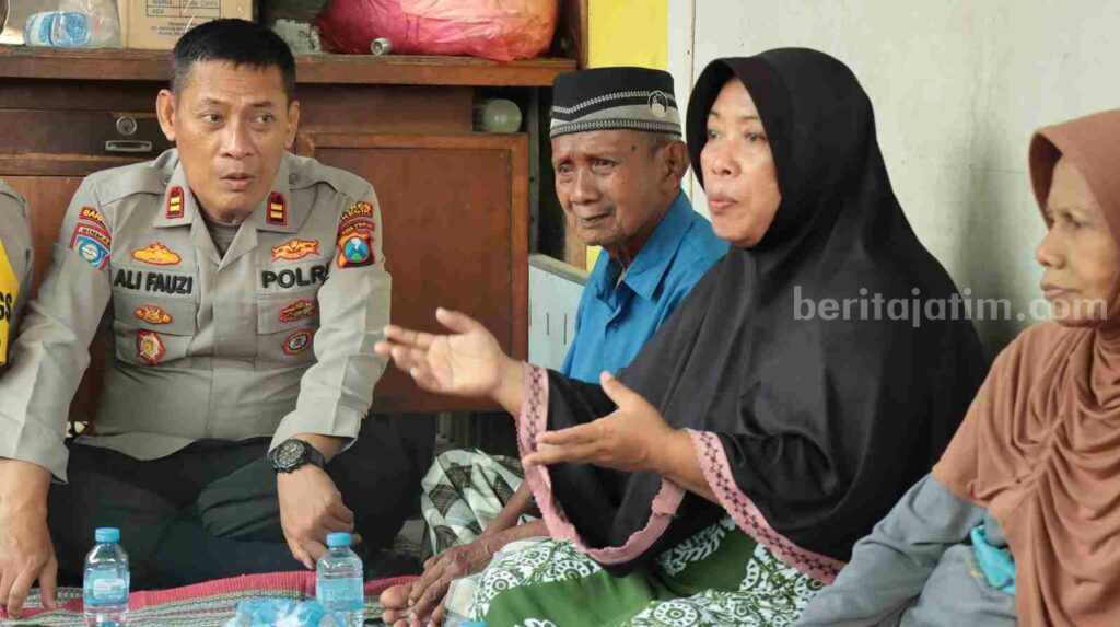 Foto tiga orang lansia saat curhat dihadapan polisi.