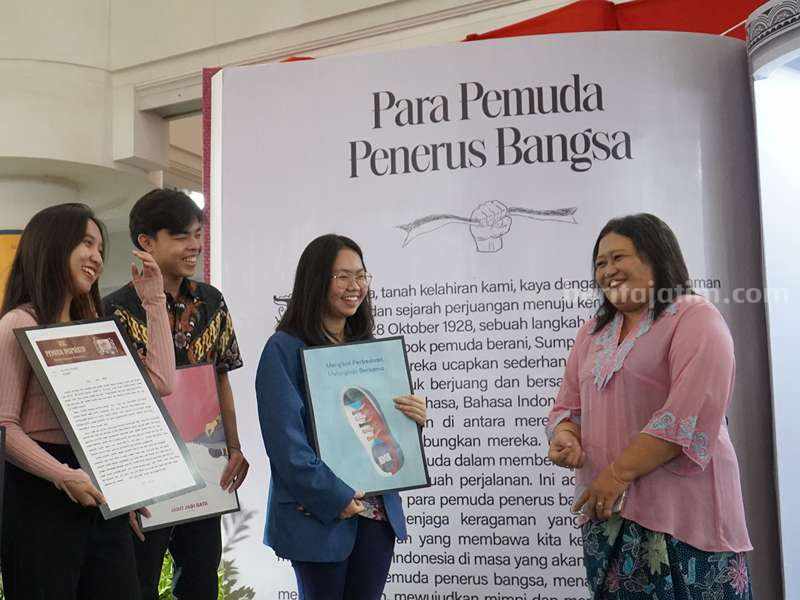 Giant Book Photobooth di Perpustakaan UK Petra Surabaya.