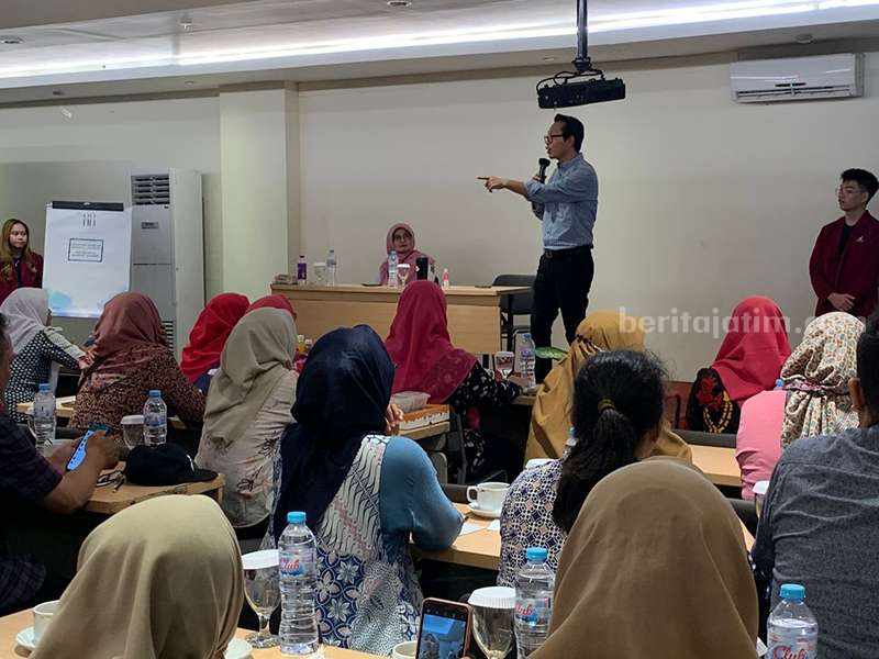Pelatihan bagi pelaku UMKM di Surabaya melalui Universitas Ciputra Entrepreneurship Center (UCEC) Peduli UMKM.