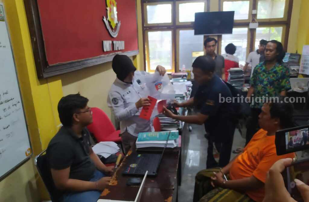 Warga Bangkalan Pemilik Pistol Ternyata Resmi dan Legal Pemeriksaan pemilik senpi dan sajam di Mapolres Bangkalan (Foto: Zamachsari/beritajatim.com)