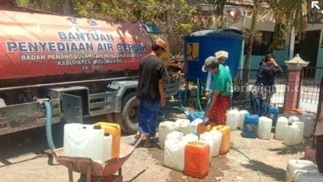 Pendistribusian air bersih di Desa Kunjorowesi, Kecamatan Ngoro, Kabupaten Mojokerto. [Foto : dok]