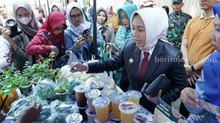 Wali Kota Mojokerto Ika Puspitasari saat menghadiri Agro Expo 2023 di halaman Kantor Disketapangtan Kota Mojokerto. [Foto : ist]
