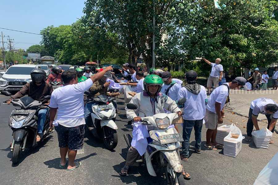 Relawan Ganjar Bagikan 100 Ribu Nasi Kotak ke Seluruh Jatim Komunitas Sego Anget (relawan ganjar) saat membagikan nasi kotak bentuk dukungan program ketahanan pangan Ganjar Pranowo, Sabtu (28/10/2023). (Foto/anggadia).