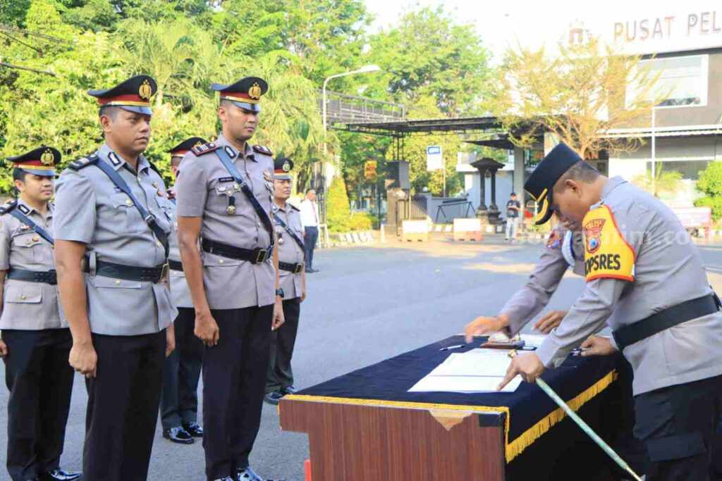 Dari kiri Kasat Lantas Polres Tuban AKP Kadek Aditya Yasa Putra digantikan AKP Ayip Rizal.