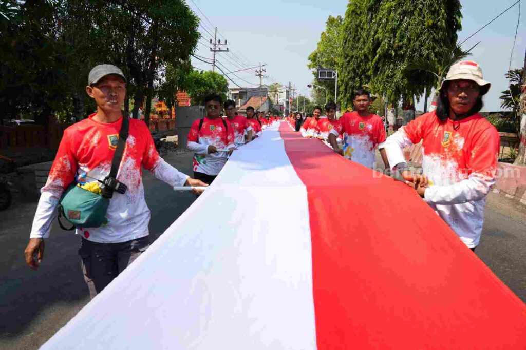 Kirab Bendera Merah Putih dari Rumah Rakyat Kota Mojokerto hingga di bawah Jembatan Gajah Mada. [Foto : ist]