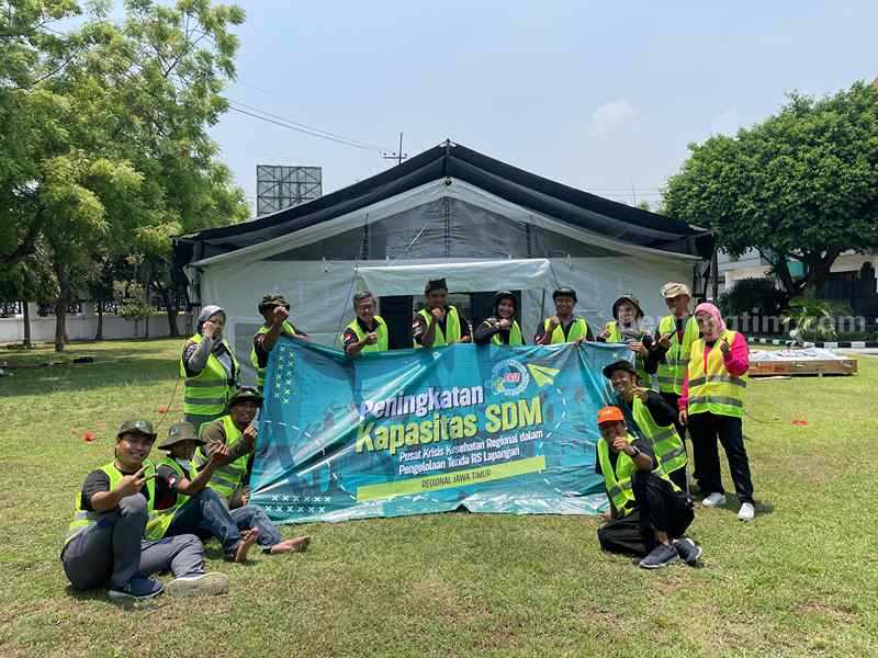 Tim Emergency Medical Dilatih Dirikan Tenda RS Lapangan Surabaya