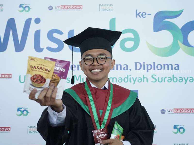 Cerita Abdullah Faqih Si Penjual Basreng Wisudawan UM Surabaya wisuda