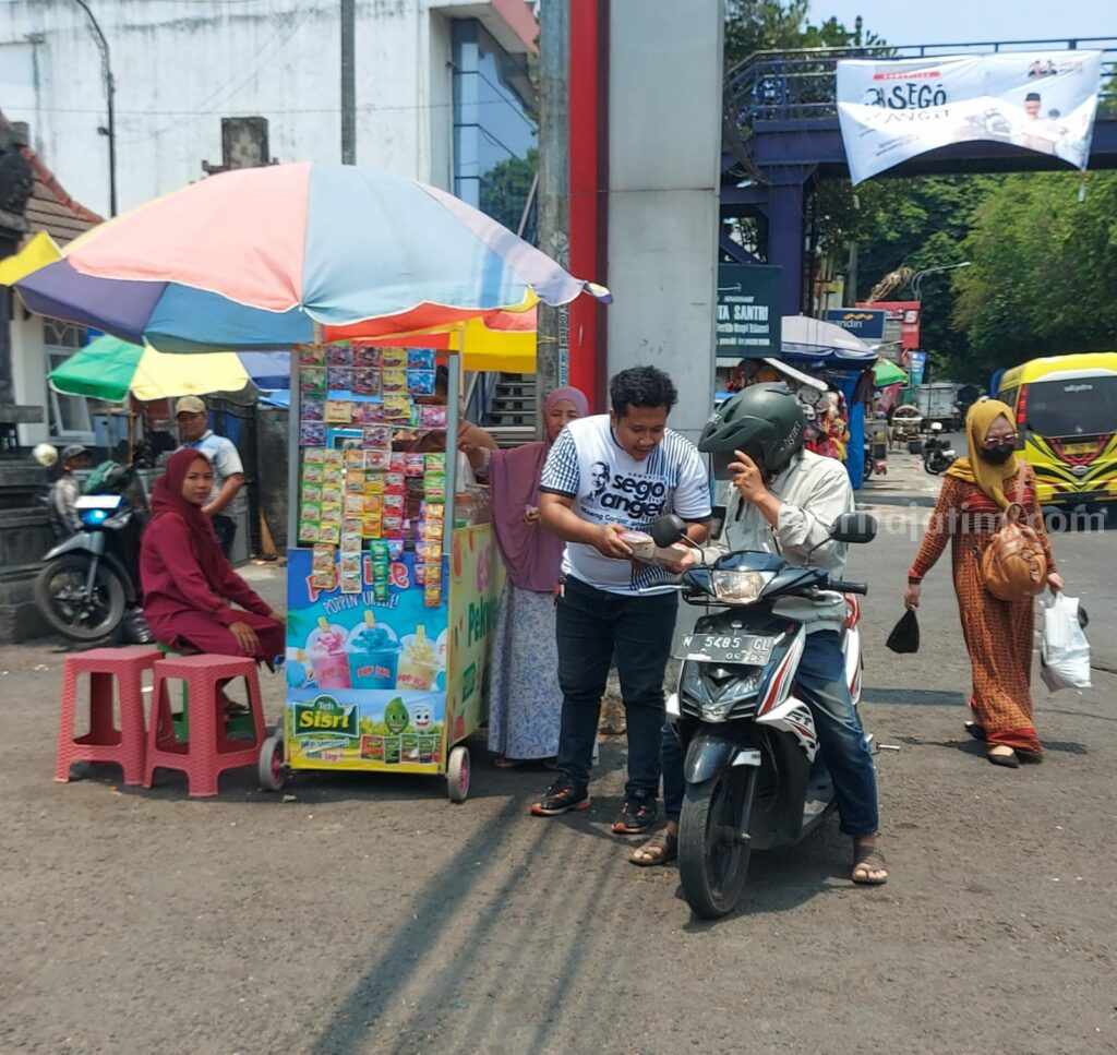 Komunitas Segoa Anget membagikan ribuan mari kotak di peringatan Hari Sumpah Pemuda, Sabtu (28/10/2023).