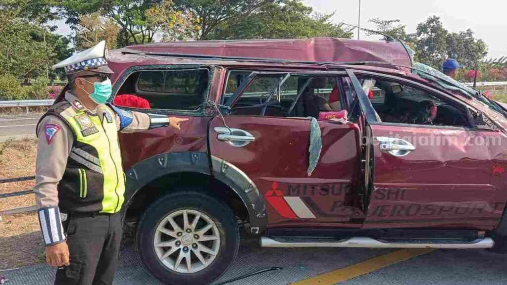 Petugas melakukan olah TKP di lokasi kecelakaan tunggal mobil Mitsubishi Pajero Sport L 1489 AG. [Foto : ist]