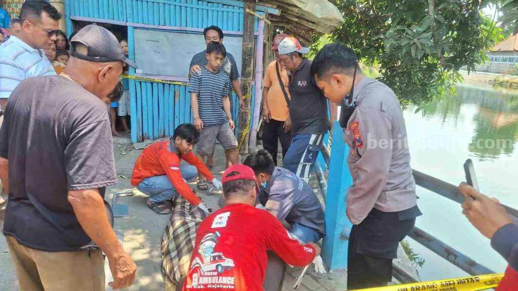 Jasad korban saat hendak dievakuasi ke ruang jenazah RSUD Prof Dr Soekandar, Kecamatan Mojosari, Kabupaten Mojokerto. [Foto : ist]