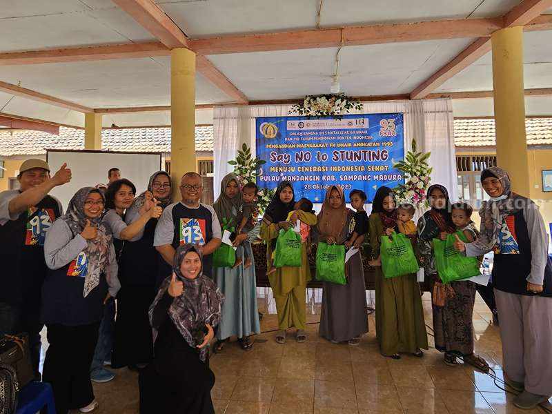 Alumni FK Unair 93 Berlayar ke Pulau Mandangin Sampang untuk Tangani Stunting Bakti sosial alumni FK Unair 93 di Pulau Mandangin, Kabupaten Sampang, Madura.