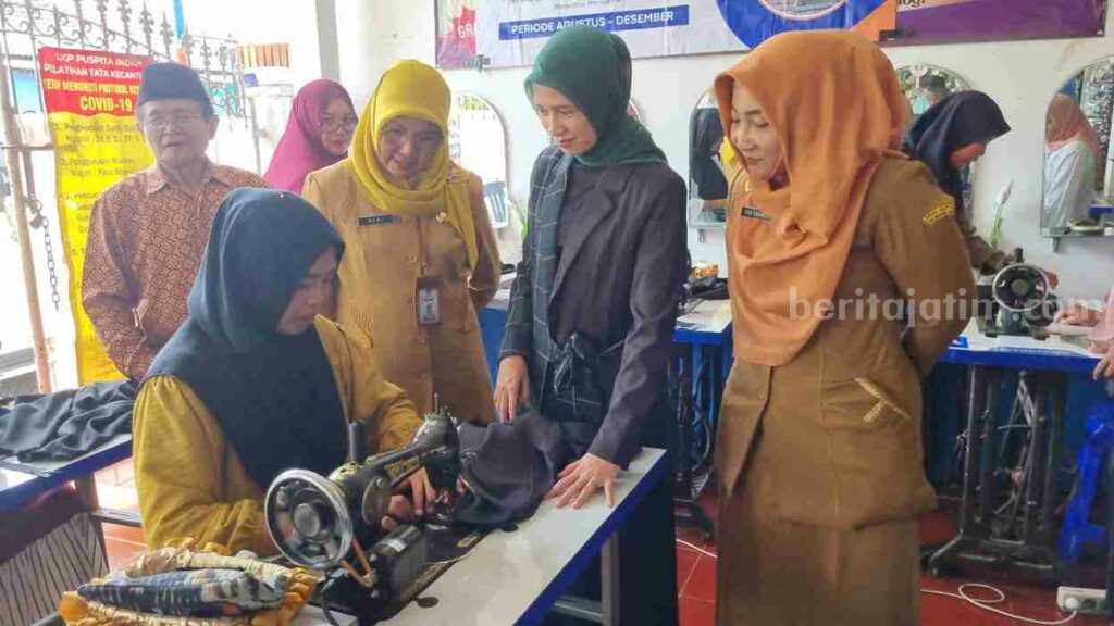 Foto pelatihan menjahit salah satu program Bunda Puspa untuk meningkatkan ekonomi warga yang tidak mampu.