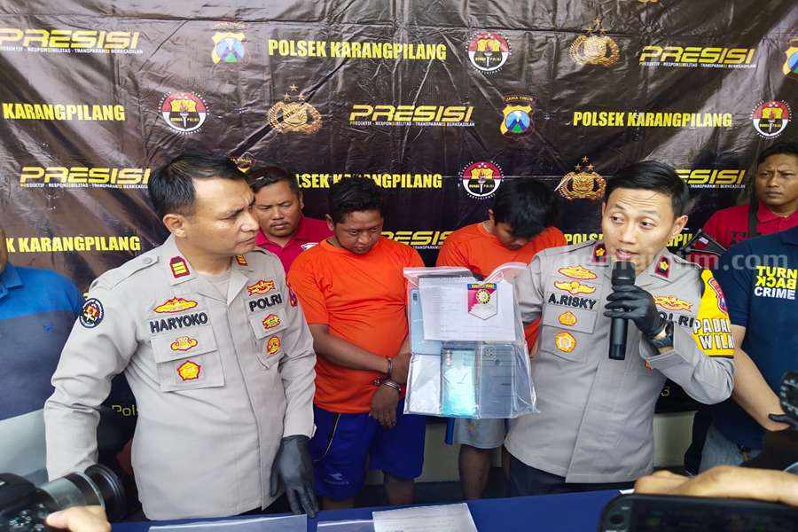 Rampas HP Gadis Tuna Rungu Surabaya, GRP Ternyata Masih Usia 13 Tahun Kapolsek Karangpilang, Kompol A Risky Fardian ketika merilis penadah dan pelaku perampasan gadis Tunarungu di Waduk Kedurus, Surabaya. (Foto/anggadia)