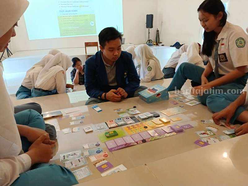 Mahasiswa ITS anggota tim KKN Abmas ketika bermain permainan Tata Harta bersama para siswi SMKN 1 Mojokerto.