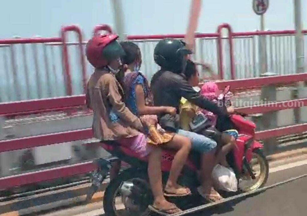 Satu Motor Dinaiki 6 Nyawa, Video Pengendara Lewati Jembatan Suramadu Ini Viral Jadi Sorotan Polisi Potongan video kendaraan muatan enam orang yang viral di jembatan Suramadu (Foto: Zamachsari/beritajatim.com)