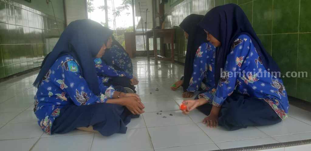 Meriahkan Hari Jadi ke-754 Sumenep, SMPN 2 Pasongsongan Hidupkan Permainan Tradisional Madura Siswa SMPN 2 Pasongsongan bermain permainan tradisional (foto : Temmy/ beritajatim)