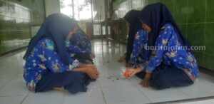 Siswa SMPN 2 Pasongsongan bermain permainan tradisional (foto : Temmy/ beritajatim)