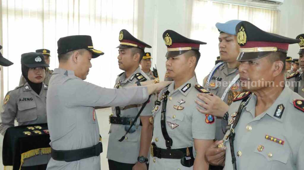 Sejumlah perwira pertama di lingkup Polres Gresik saat melakukan serah terima jabatan