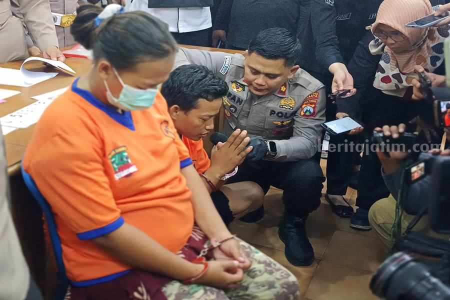 Pasutri asal Surabaya, Faisol dan Munawaroh saat dirilis di Polsek Simokerto.