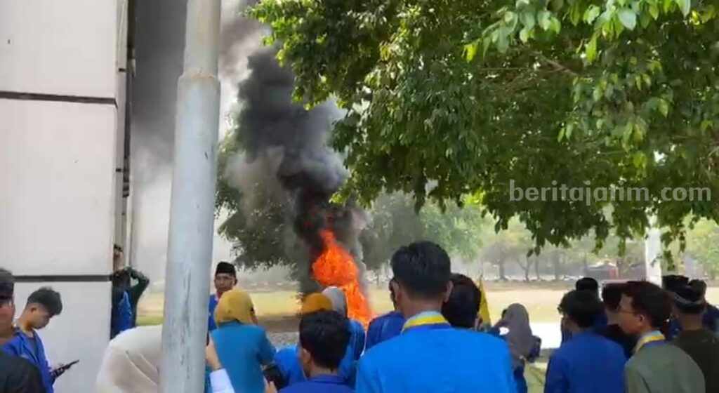 Dua Elemen Mahasiswa Kompak Demo Pemkab Bangkalan demo