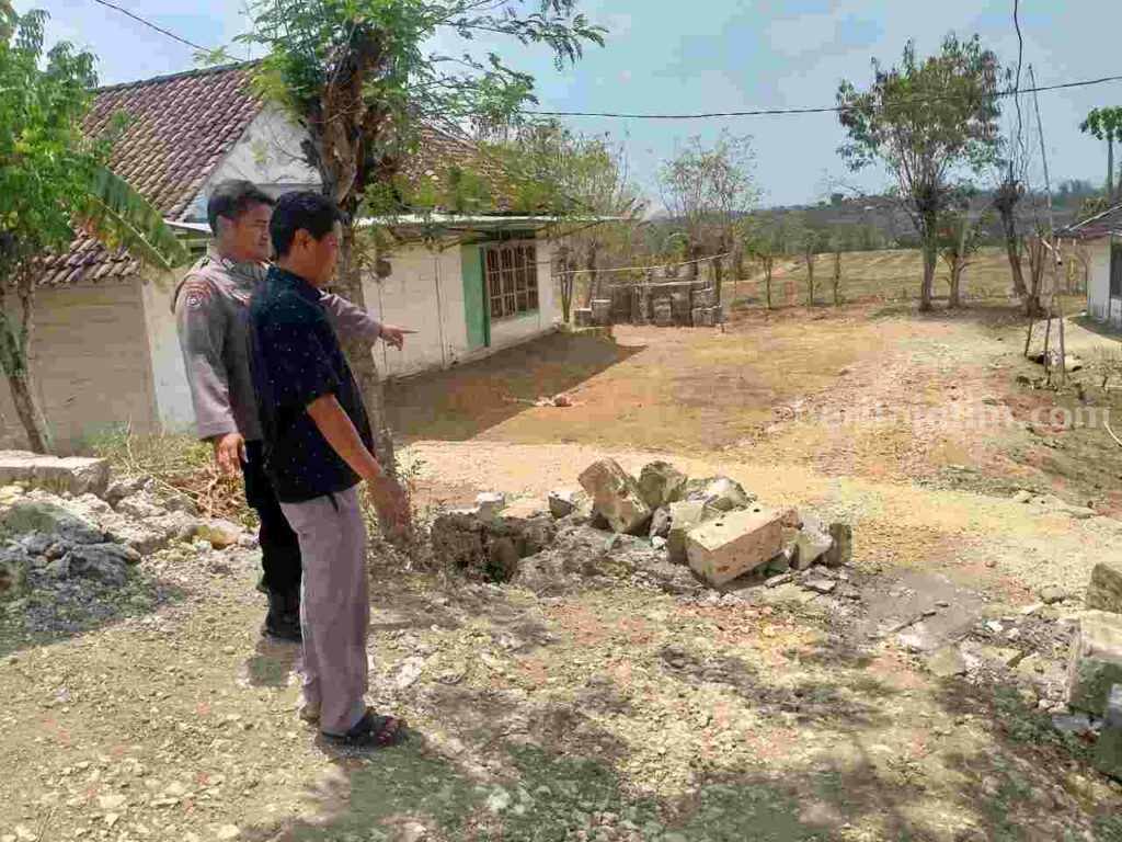 Foto: Pagar pembatas tanah warga Desa Duwel Kecamatan Kedungadem saat sudah dibongkar karena menutup akses rumah warga lain.