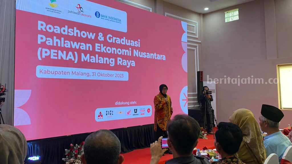 Mensos Risma Dorong Warga Miskin di Malang Masuk Program PENA Mensos RI Tri Rismaharini, Selasa (31/10/2023) di di Klinik PENA, Pakisaji, Kabupaten Malang.