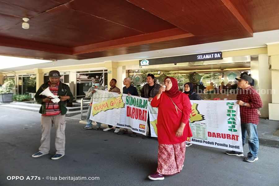 Kelompok Massa Demo di Kantor DPRD Sidoarjo Massa APPJ melakukan aksi di depan gedung loby DPRD Sidoarjo