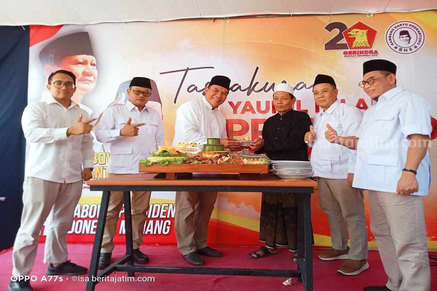 Bambang Haryo Ajak Petani, Nelayan, Ojol dan Abang Becak Rayakan Ulang Tahun Prabowo Subianto Bambang Haryo Soekartono memberikan potongan tumpeng kepada tokoh masyarakat
