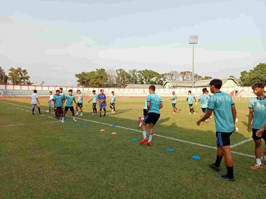 Dokumentasi Pemain Gresik United berlatih di Stadion Wijayakusuma Pacitan