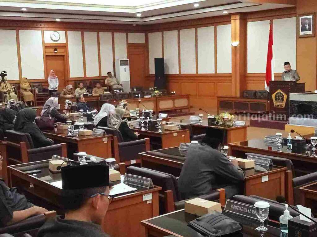 DPRD Gresik Dengarkan Jawaban Bupati Tentang RAPBD 2024 Suasana penyampaian APBD 2024 oleh Bupati Gresik dihadapan anggota dewan