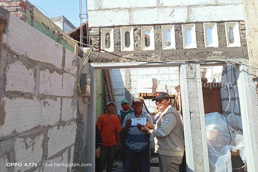 BHS Salurkan Program BSPS di Gedangan Sidoarjo Bacaleg Bambang Haryo Soekartono menyerahkan bantuan program BSPS di Gedangan
