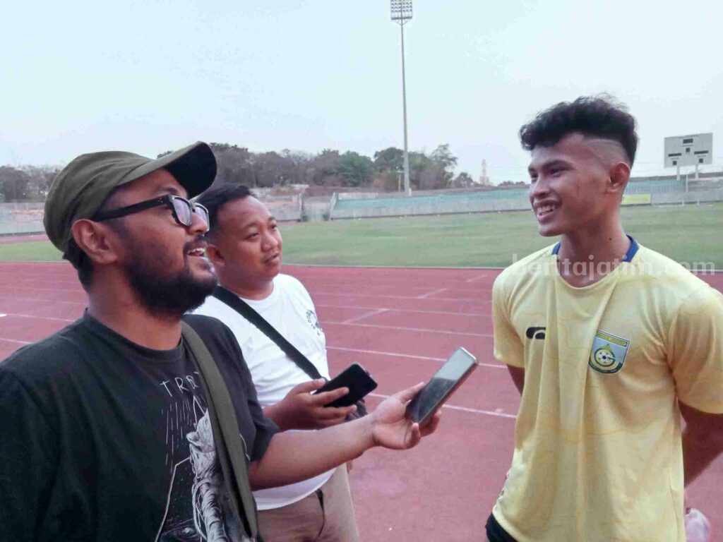 Foto pemain jebolan Garuda Select Krisna Sulistia usai berlatih bersama di tim Gresik United.
