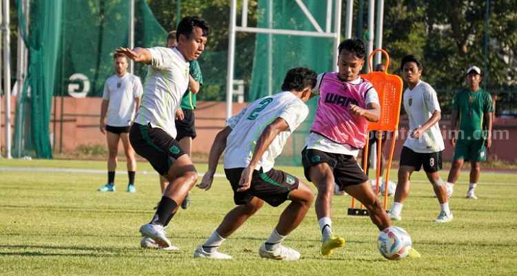 Persebaya Surabaya saat latihan bersama di Lap Thor. (Way)