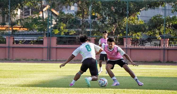 Persebaya latihan di Lapangan Thor. (Way)