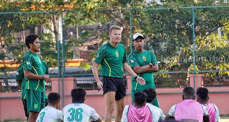 Josep Gombau, Pelatih Persebaya. (Way)