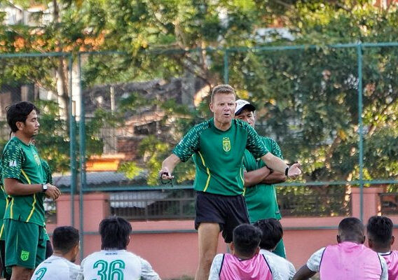 Pelatih Persebaya Surabaya Joseb Gombau sedang memberikan pengertian untuk anak asuhnya. (Way)