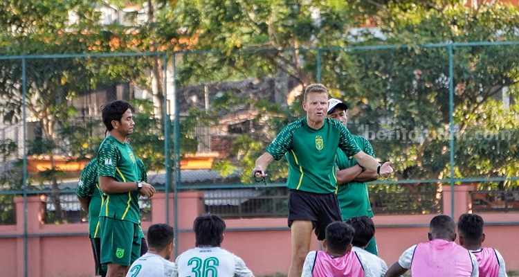 Persebaya Siapkan Pengganti Arif Catur Saat Lawan Persib Bandung Pelatih persebaya Joseb Gombau saat latihan. (Way)