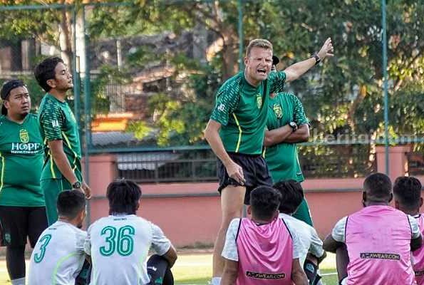 Gombau saat latihan di Surabaya. (Way)