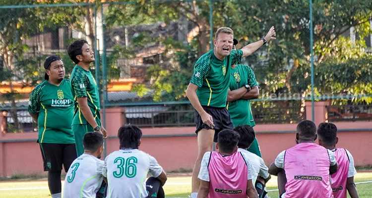 Josep Gombau, pelatih Persebaya memberikan briefing kepada pemain. (Way)