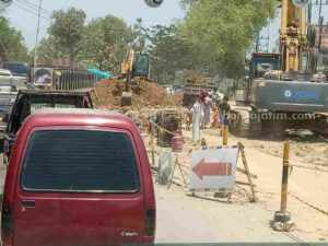 Proyek perbaikan jembatan Klampis, Sampang selebar 23 meter ( Foto: Zamachsari/beritajatim.com)