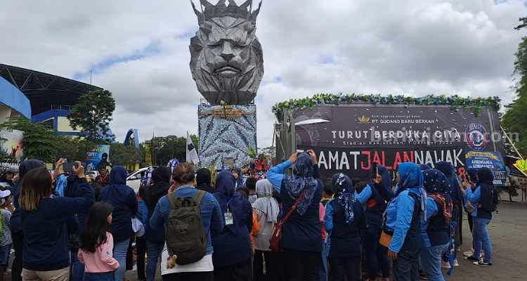 Aksi pasca Tragedi Kanjuruhan di Stadion Kanjuruhan Malang. (Way)