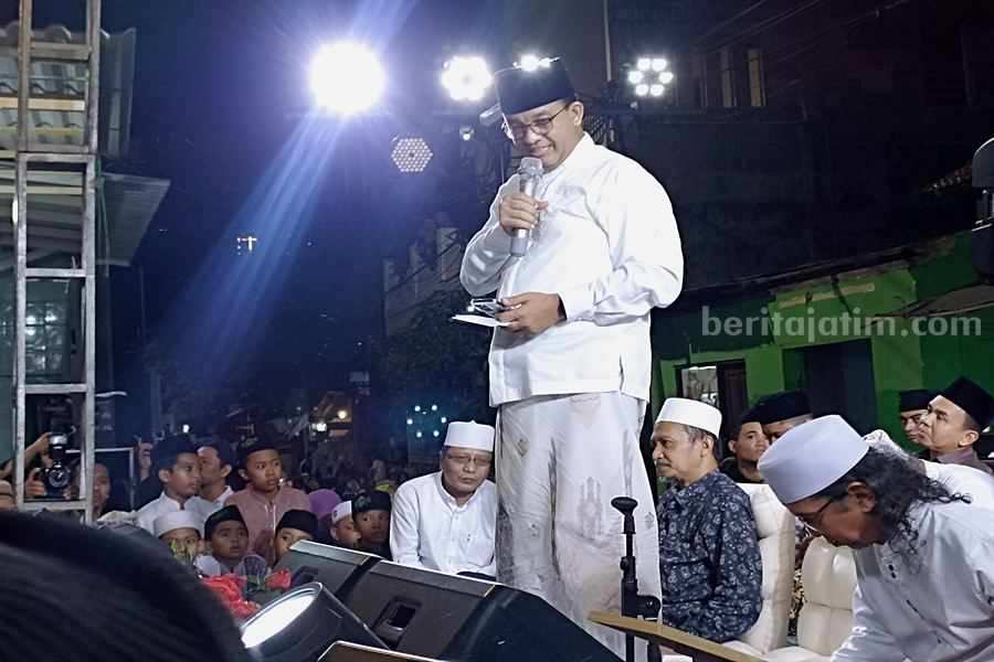 Anies Baswedan saat mengahadiri Haul Sayyid Sulaiman di Pondok Nderesmo, Surabaya, Minggu (01/10/2023). (Foto/Anggadia).