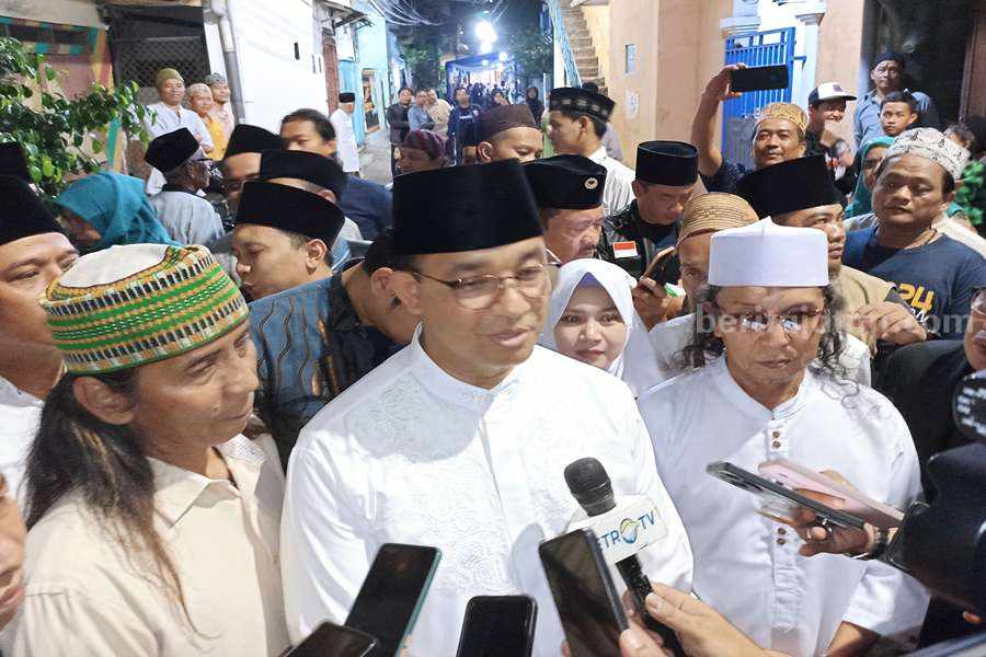Anies Baswedan usai menghadiri acara Haul Sayyid Sulaiman di Pondok Nderesmo, Surabaya, Minggu (01/10/2023). (Foto/Anggadia).