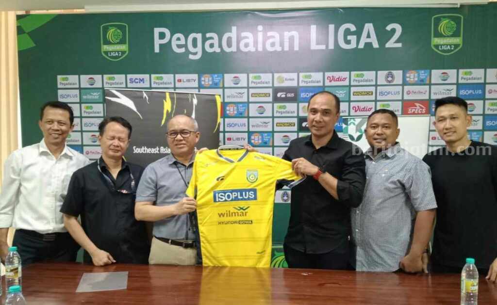 Foto Direktur operasional Gresik United Thoriqi Fajrin (tiga dari kanan) usai menandatangani kerjasama dengan Wilmar.