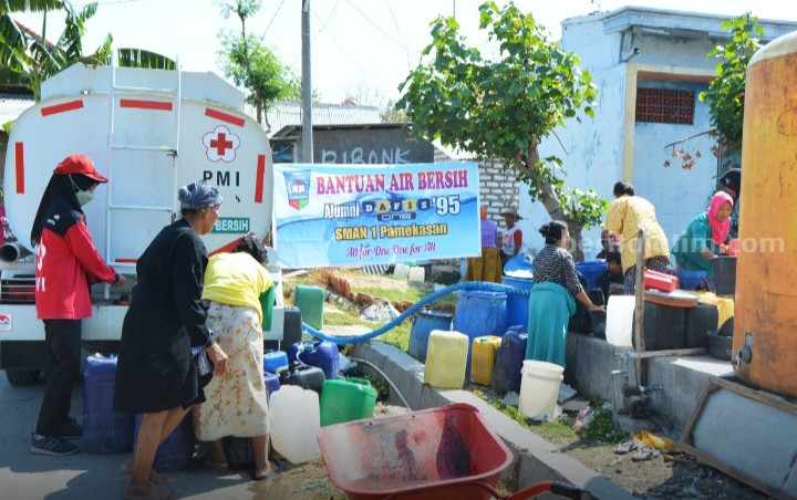 PMI Pamekasan Bersama Alumni 95 SMA Negeri 1 Pamekasan Kirim 25 Ribu Liter Air Bersih Gratis